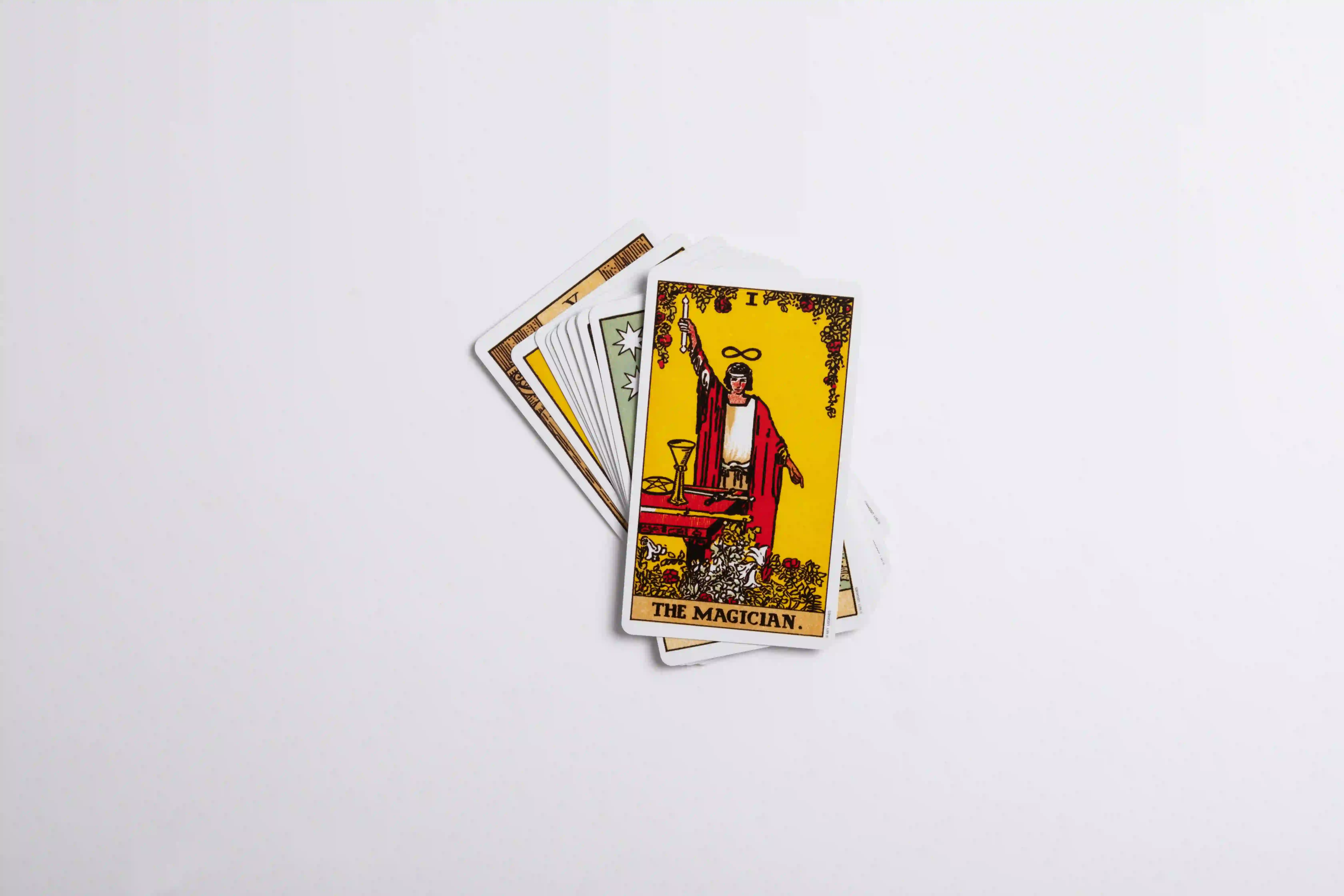 Detalle de una consulta de tarot sobre una superficie clara