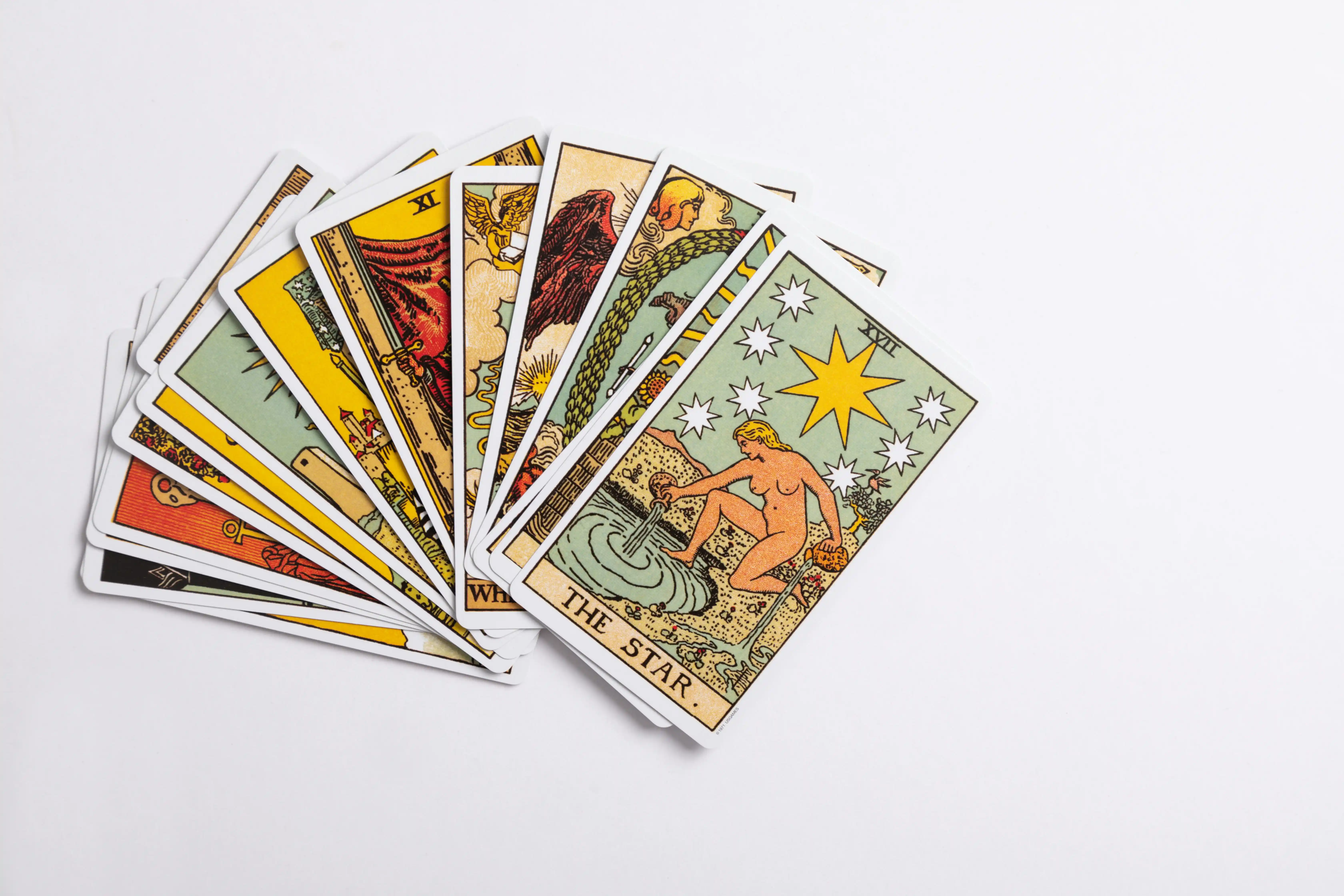 Mesa clara con cartas de tarot dispuestas para una consulta