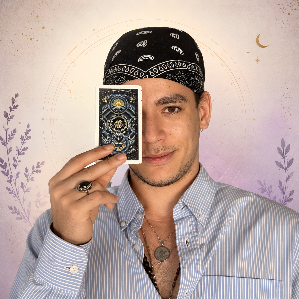 Retrato de Lionix con una carta de Tarot