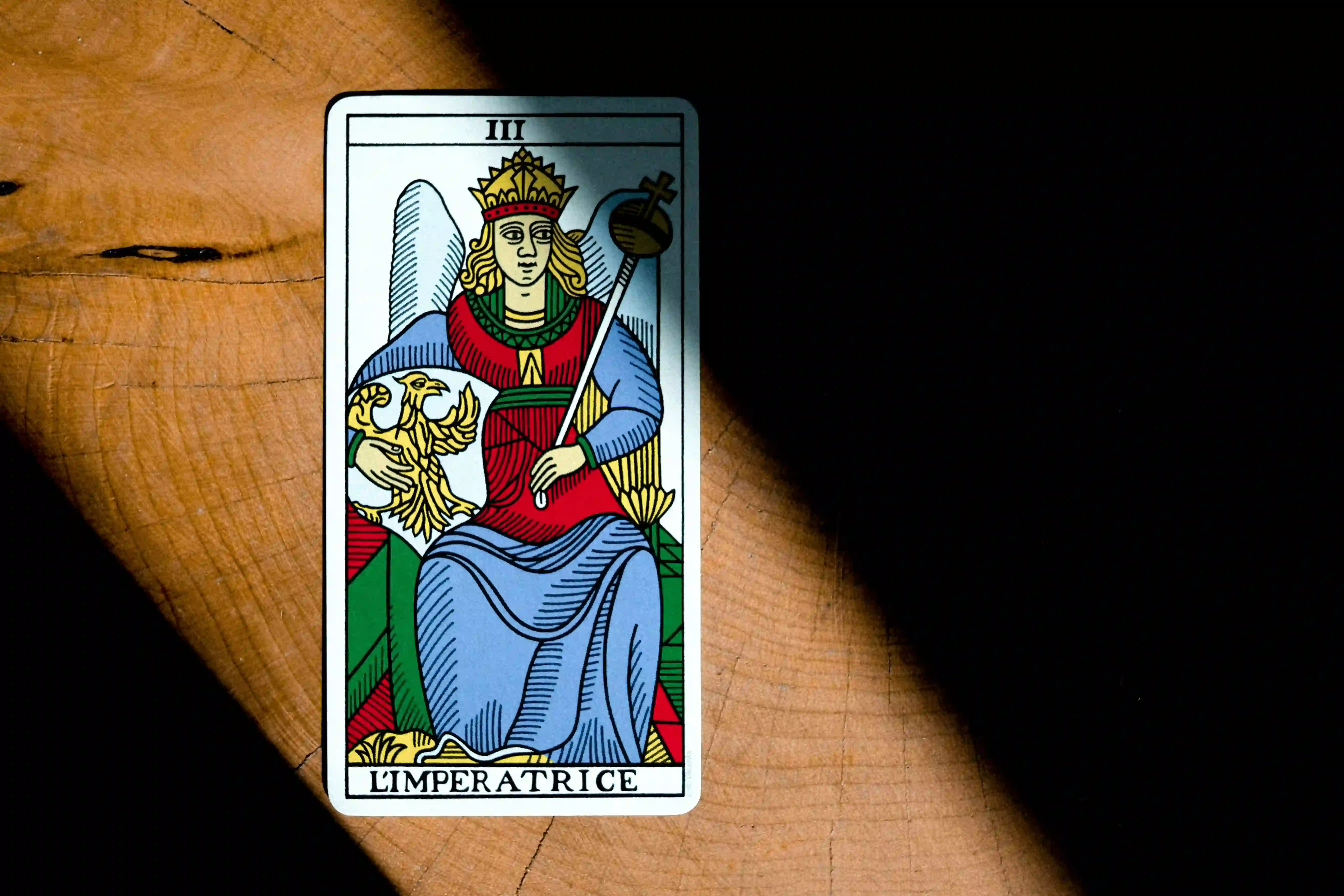 Persona sosteniendo una carta de tarot