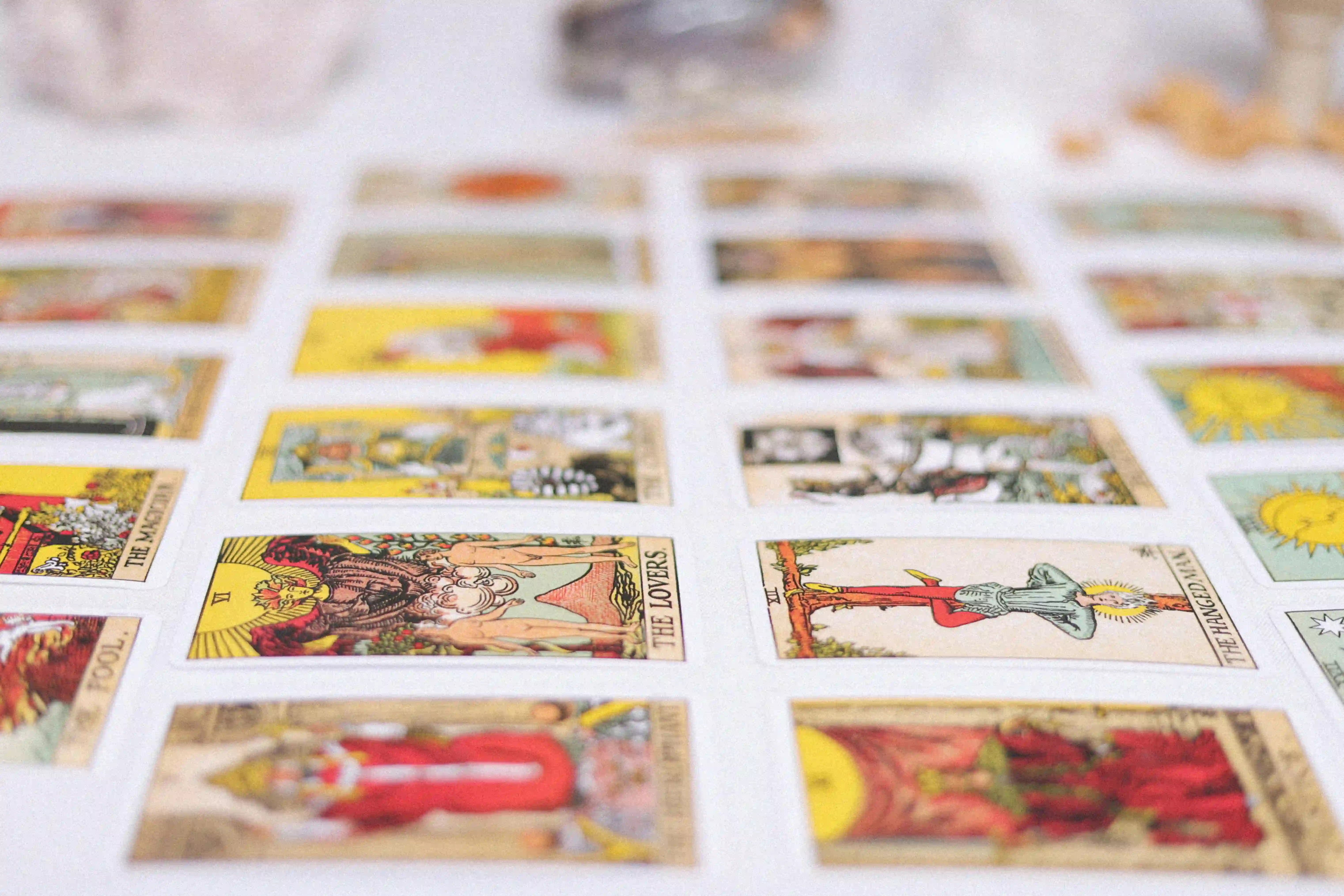 Mesa con cartas de tarot dispuestas para una consulta